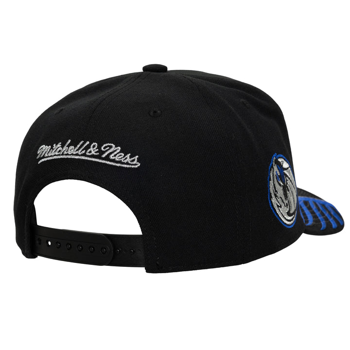 DALLAS MAVERICKS MITCHELL & NESS 2025-26 CITY EDITION BLACK SKYLINE SNAPBACK CAP