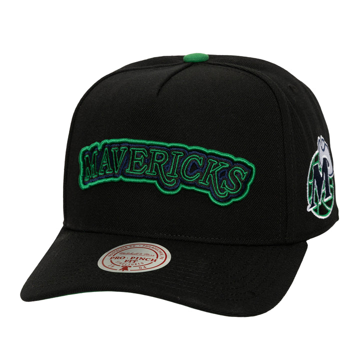 DALLAS MAVERICKS MITCHELL & NESS BLACK MAVERICKS SNAPBACK CAP