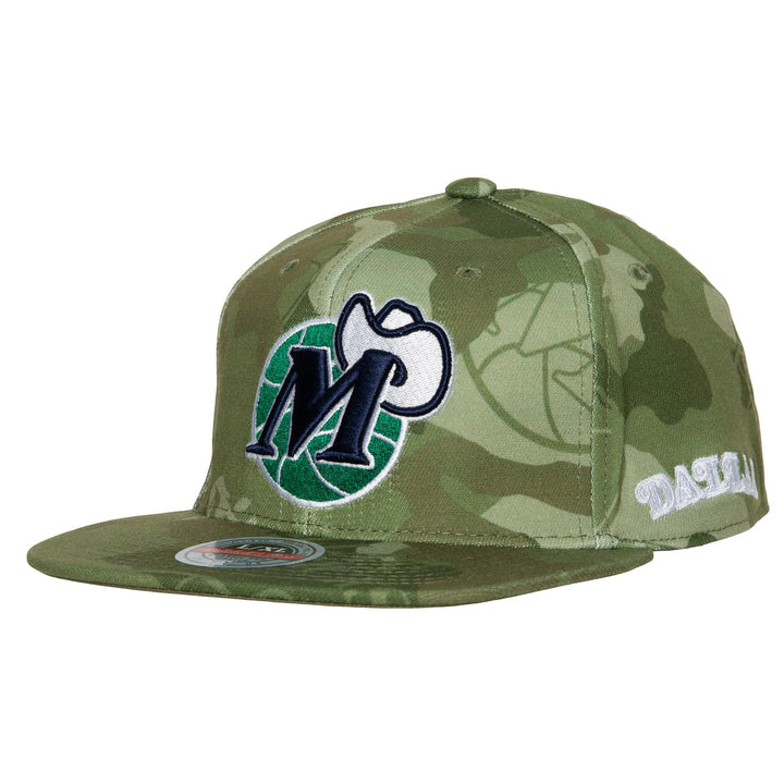 DALLAS MAVERICKS MITCHELL & NESS HARDWOOD CLASSIC GREEN CAMO FITTED CAP